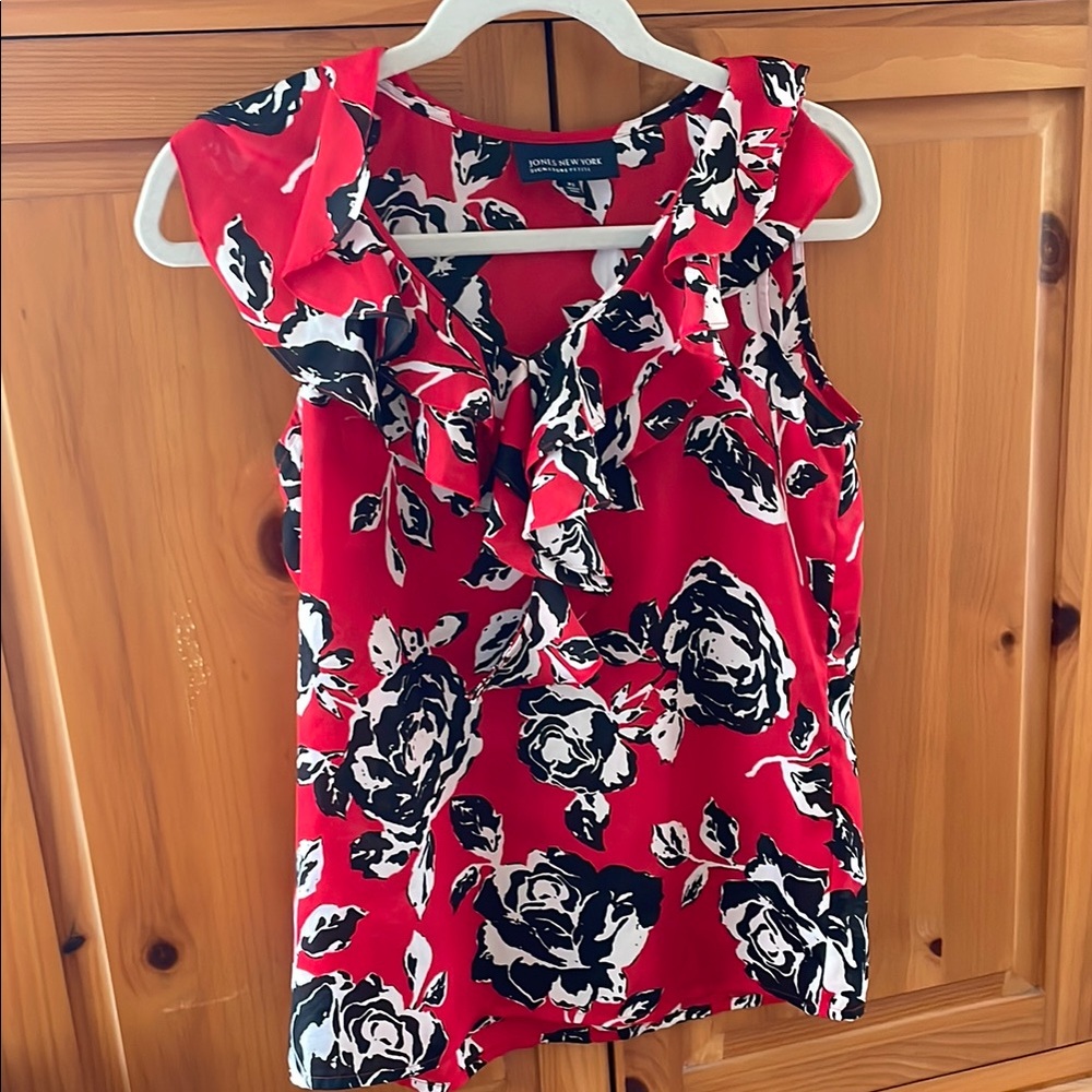 Red Floral Top 🌹🖤 - Picture 4 of 12